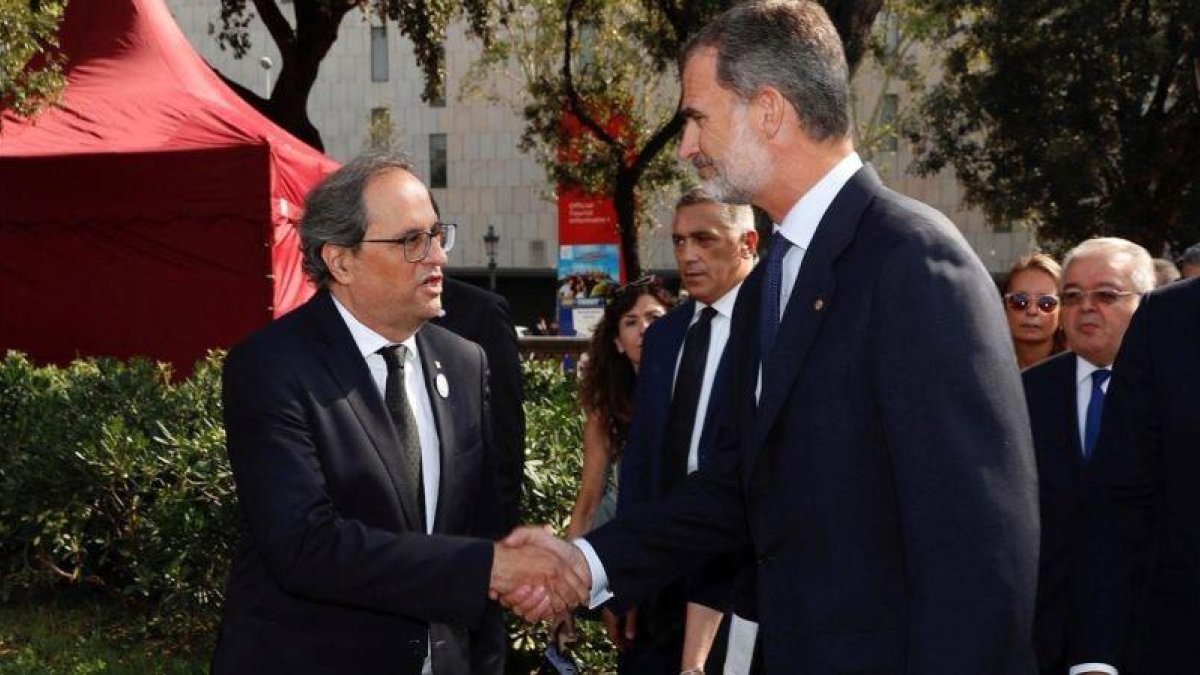 El rey Felipe VI saluda al president de la Generalitat, Quim Torra, a su llegada a la plaza de Cataluña en agosto del 2018, en el aniversario de los atentados del 17-A.
