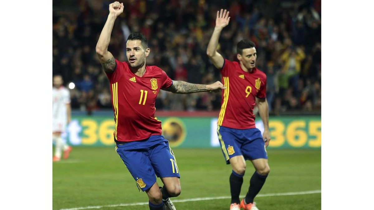 Vitolo celebra su gol ante Macedonia, el segundo de la selección ayer en Granada. PEPE TORRES