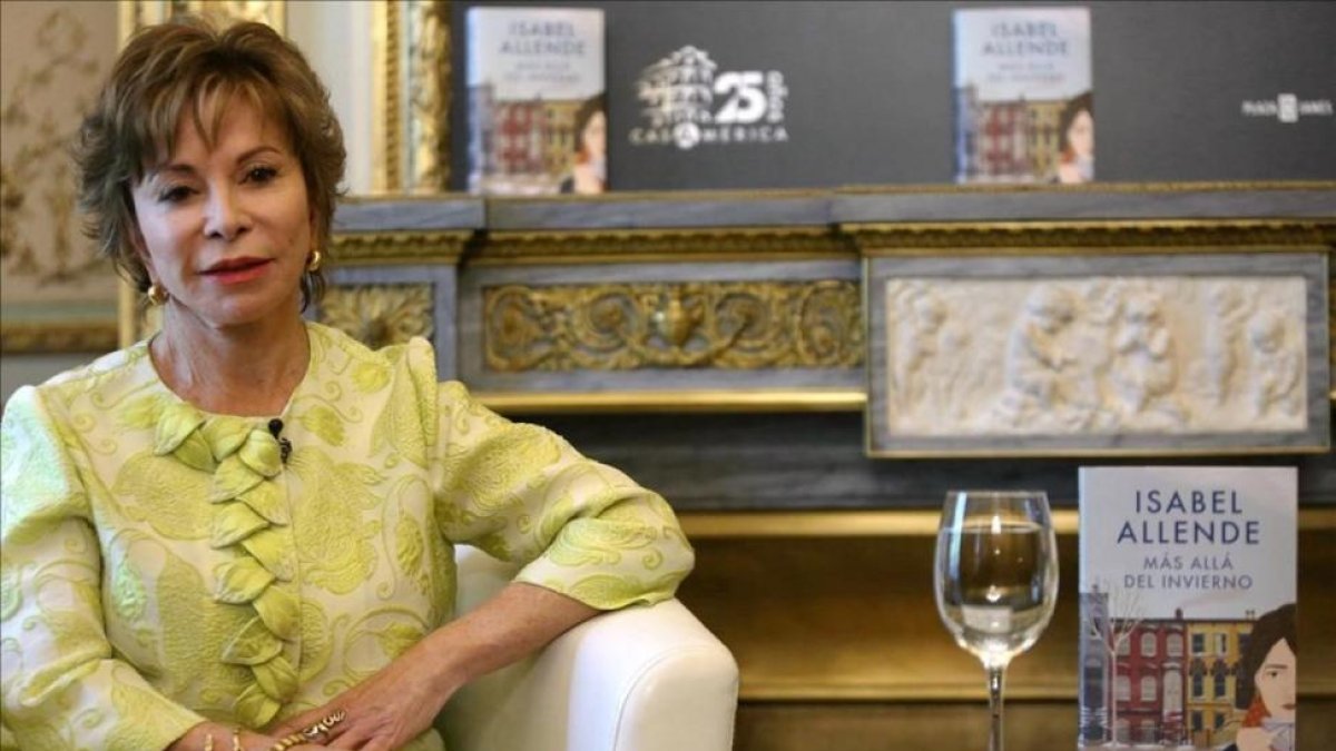 Isabel Allende, en la Casa de América de Madrid, horas antes de acudir a la Feria del Libro para firmar ejemplares de su nueva novela, 'Más allá del invierno'.