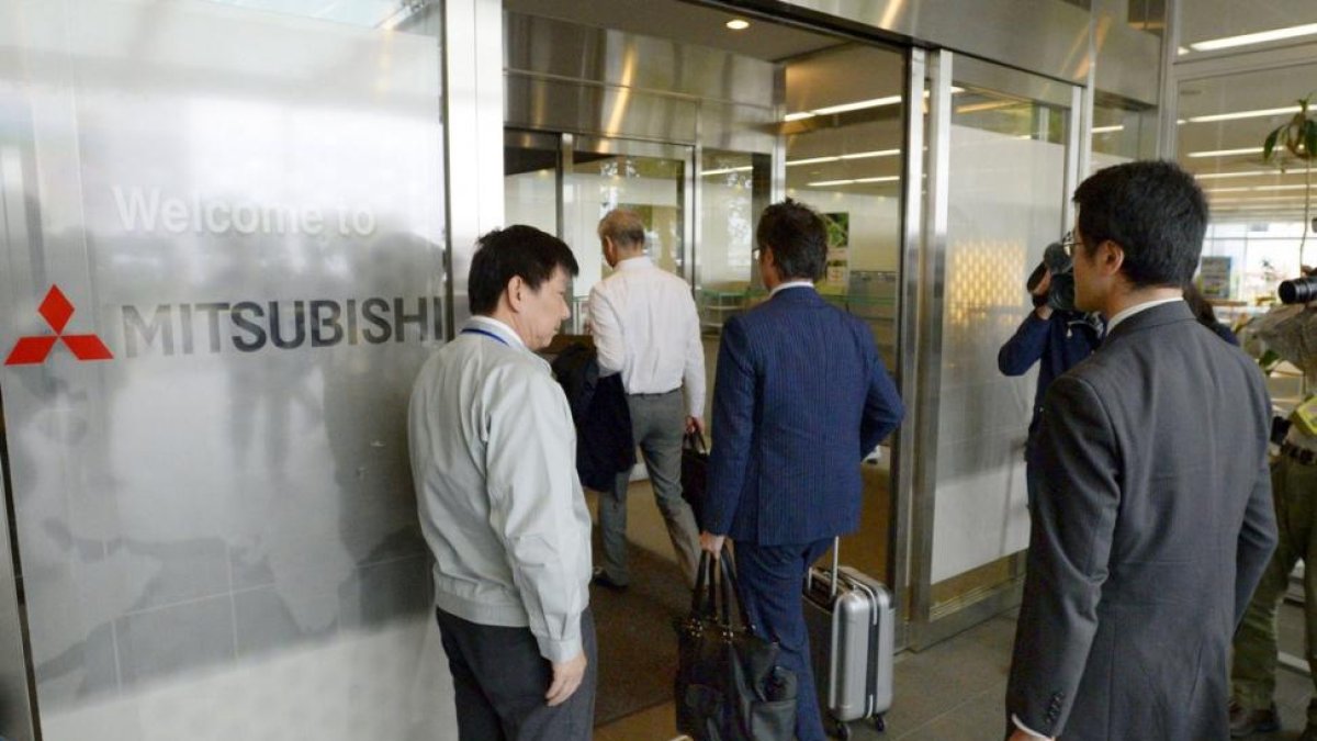 Funcionarios del ministerio de Transportes acceden a las oficionas de Mitsubishi Motors, este jueves, en Okazaki.