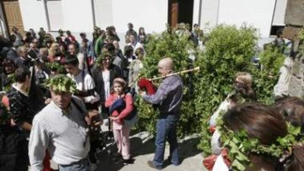 El mes de mayo toma aspecto humano en Villafranca del Bierzo para recibir a la primavera