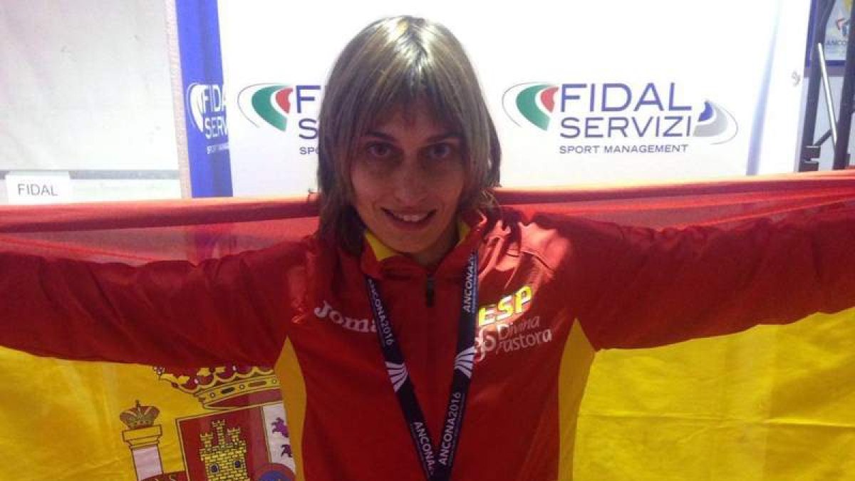 María Muñoz con su medalla de oro y la bandera de España. DL