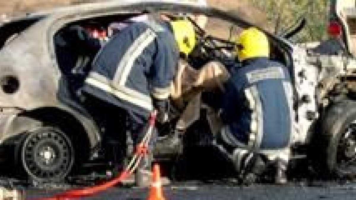 Los bomberos retiran un cuerpo de un accidente ocurrido la semana pasada en Fuerteventura