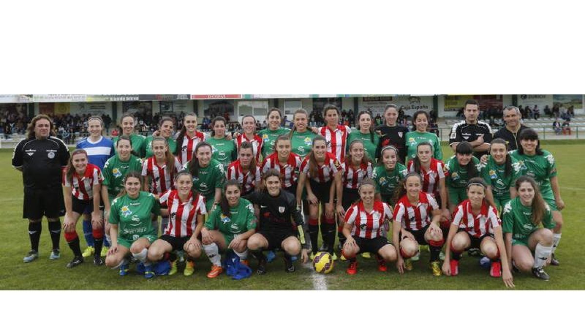 Los equipos femeninos del Santa Ana y el Athletic B posan antes del partido amistoso en el centro del campo de La Eragudina.