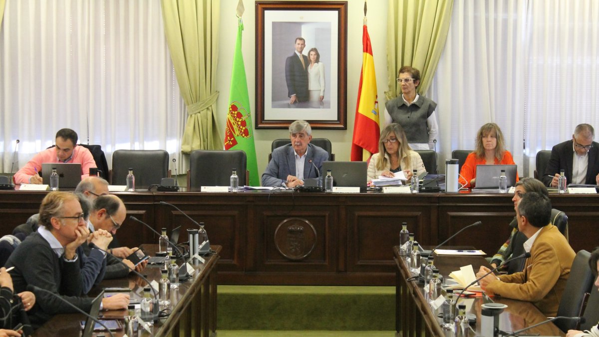 El rector de la Universdidad de León preside el Consejo de Gobierno de la institución académica. ULE
