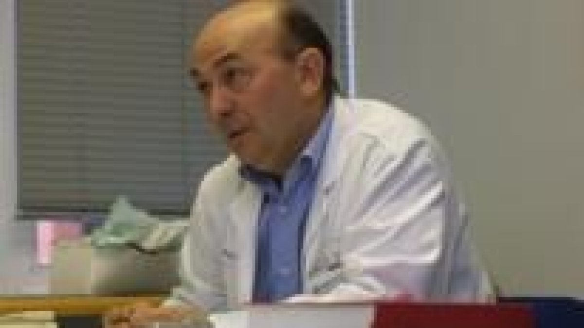 El nuevo presidente de la Junta de Personal del Hospital, Fernando Rodero, ayer en el hospital