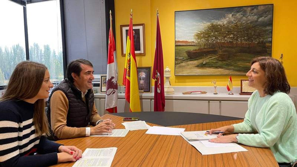 Ester Muñoz y Juan Carlos Suárez-Quiñones se reunieron ayer con la consejera gallega Ángeles Vázquez. DL