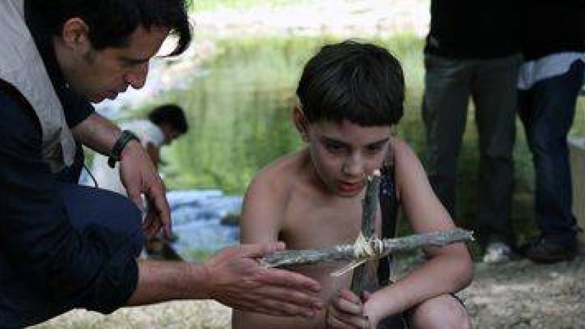 El joven actor Daniel Valdés, dando vida al pequeño Bernardo en las orillas del río Oza.