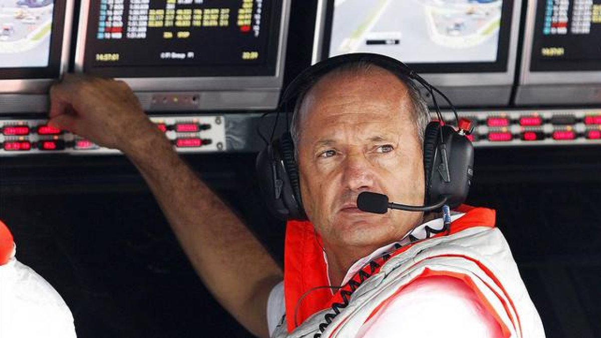 Ron Dennis, jefe y copropietario de McLaren, durante un gran premio