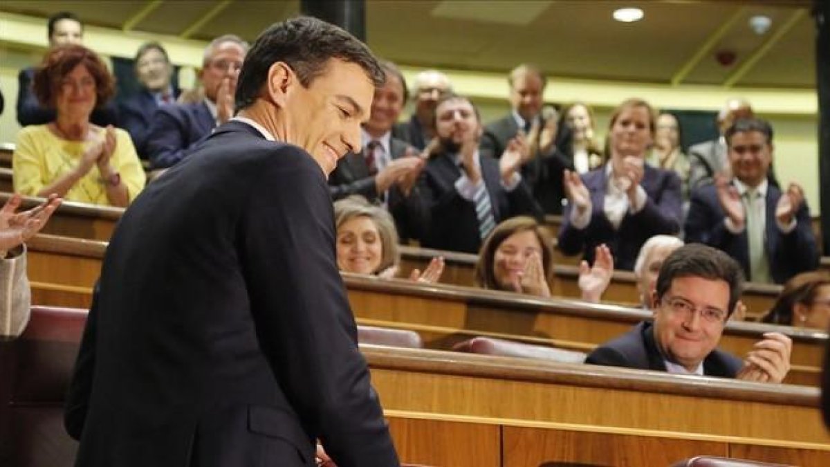 Pedro Sánchez es aplaudido por sus diputados en el debate de investidura, el pasado viernes.