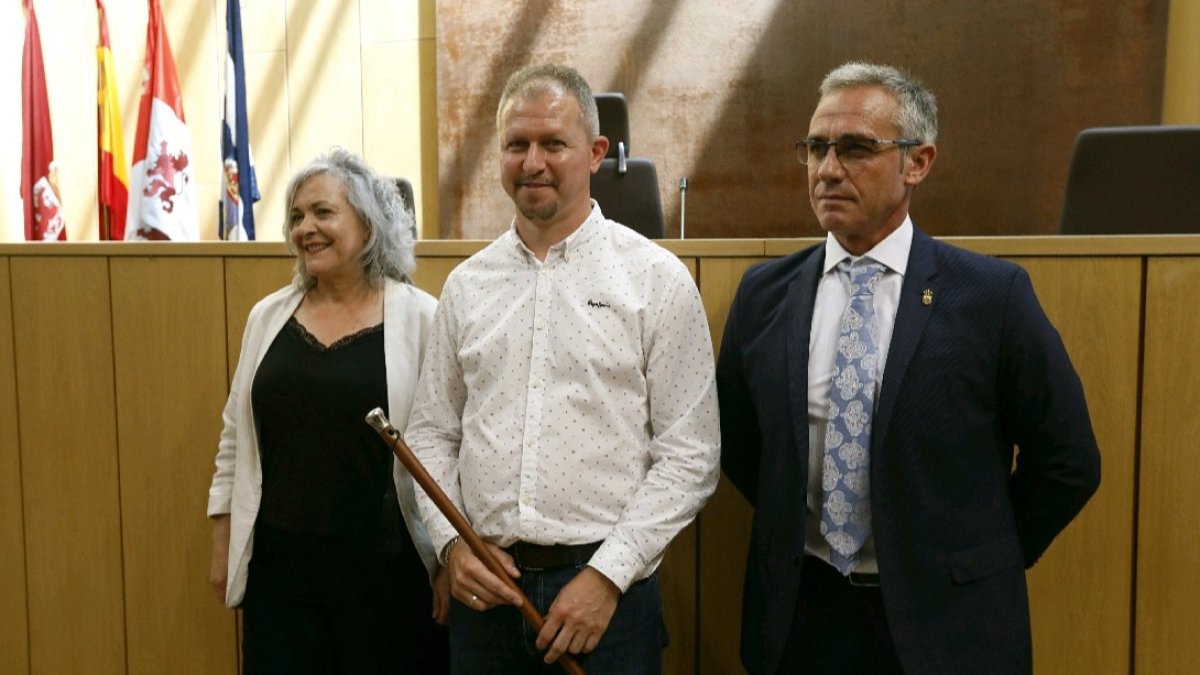 El socialista Jorge Pérez, con el bastón de mando en Villaquilambre. FERNANDO OTERO