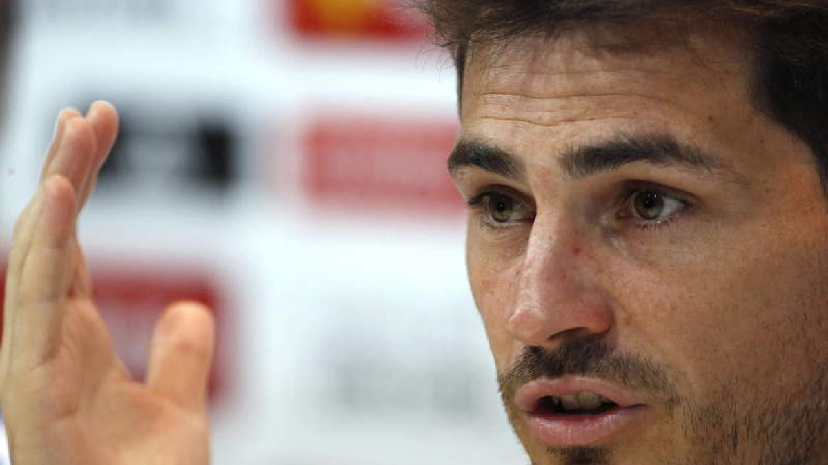 A Íker Casillas le sigue rondando por su cabeza el gol de Godín en la Champions.