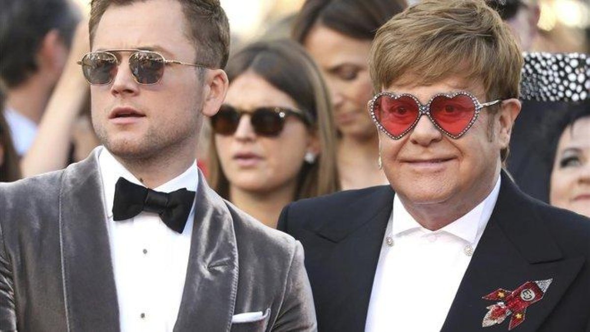 Taron Egerton, intérprete de Elton John en Rocketman, y Elton John, en Cannes.