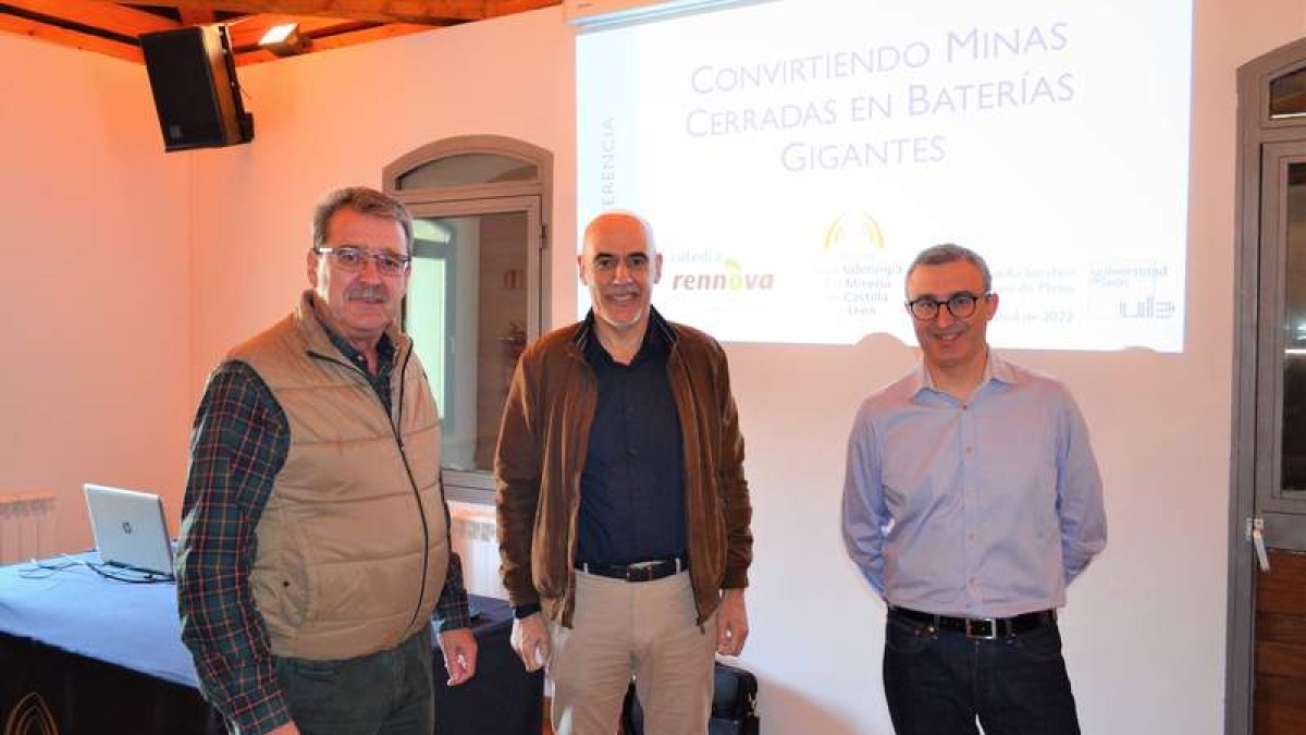 El alcalde de Sanero, junto al director de la Escula de Minas y el director de Museo. CASTRO