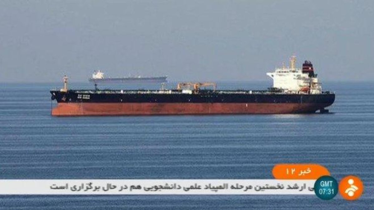 Los dos petroleros involucrados en un incidente en el golfo de Omán, en una imagen de la televisión estatal iraní.