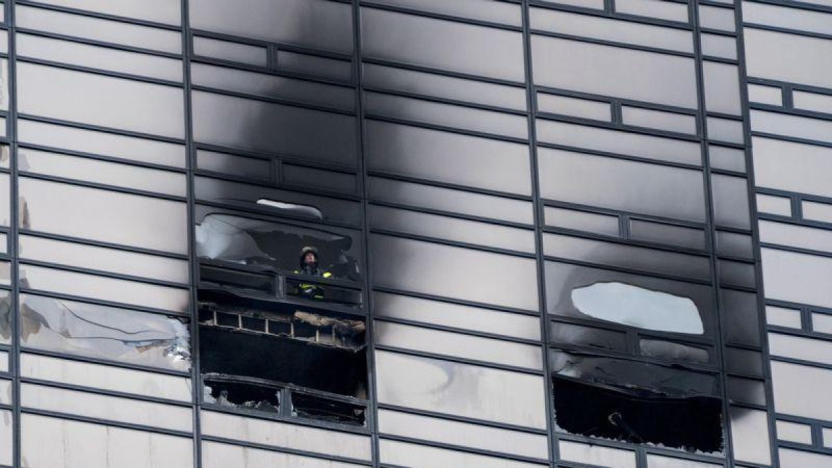 Un bombero inspecciona uno de los apartamentos afectados por el fuego de la Torre Trump.