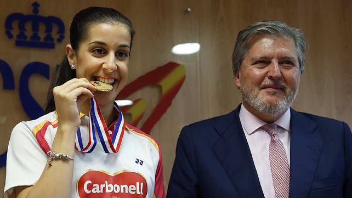 Carolina Marín, bicampeona mundial de bádminton, posa junto al ministro de Educación, Cultura y Deporte, Íñigo Méndez de Vigo, en la sede del Consejo Superior de Deportes.