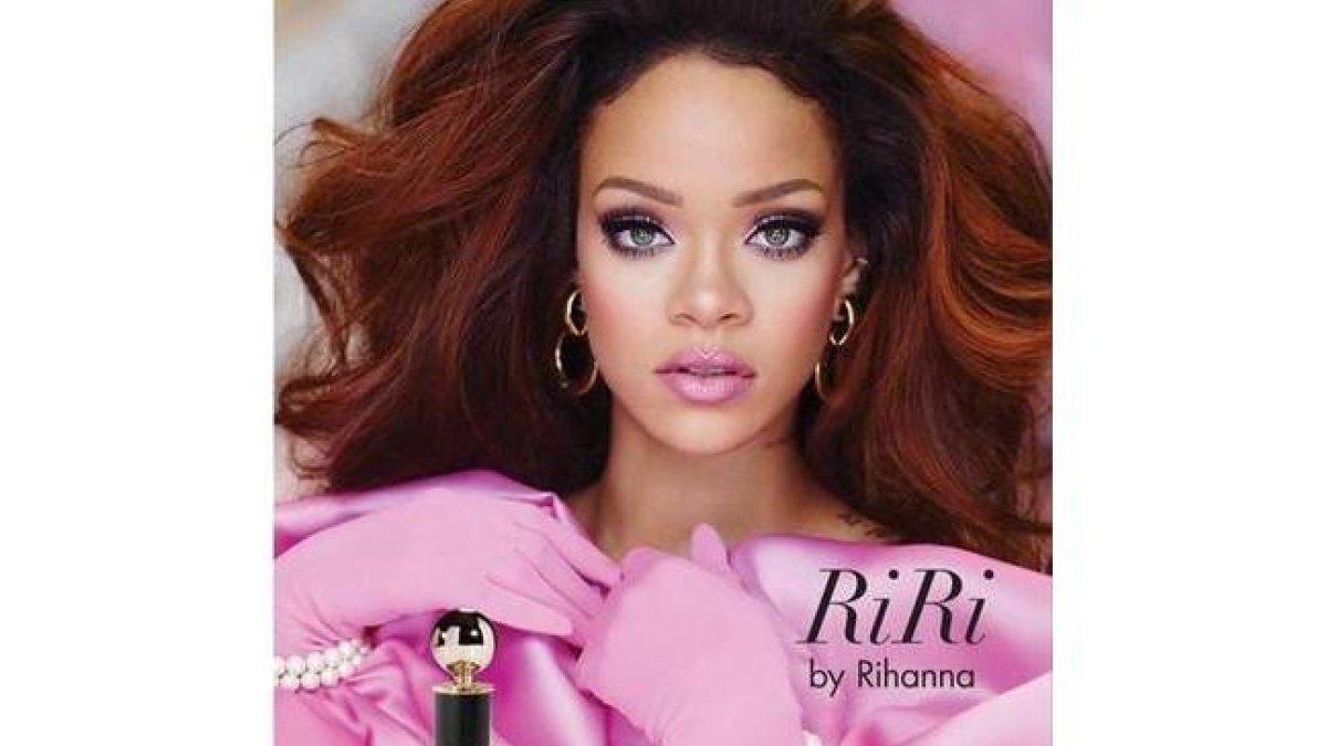 Rihanna posa para RiRi, su octava fragancia.