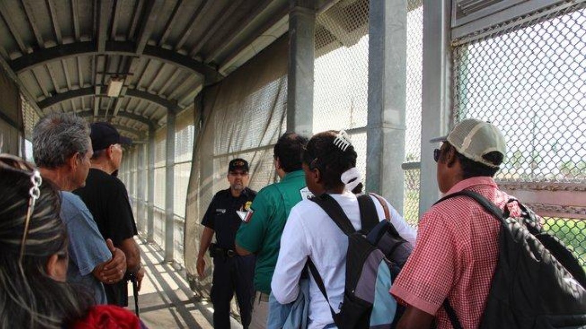 Inmigrantes centroamericanos acompañados por las autoridades de los EEUU.