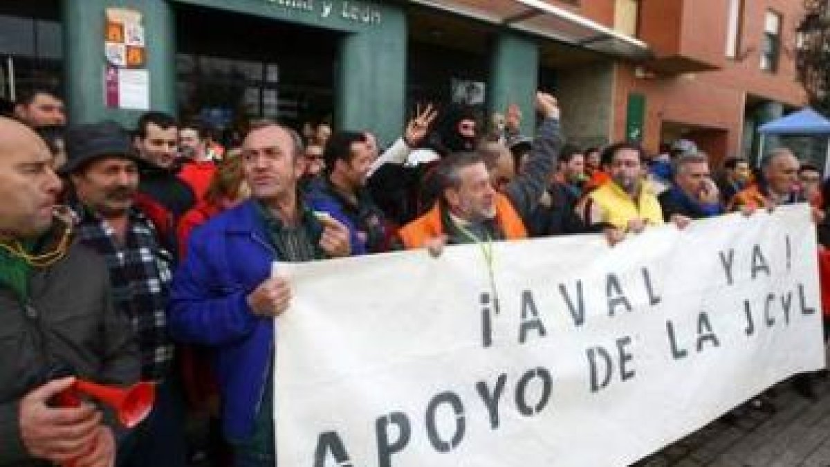 Trabajadores de Coiper manifestándose ante la sede de la Junta, en diciembre pasado.