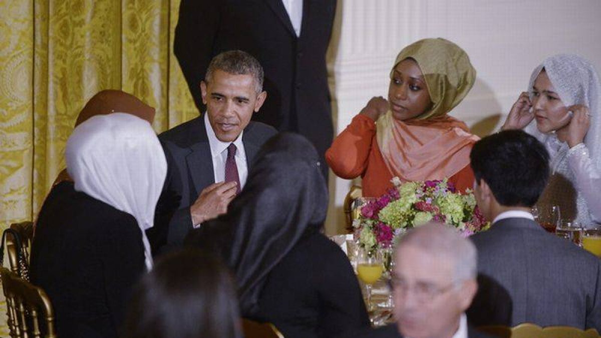 El presidente estadounidense, Barack Obama, conversa con los invitados durante una cena con motivo de la celebración del Ramadán, en el Salón Este de la Casa Blanca.