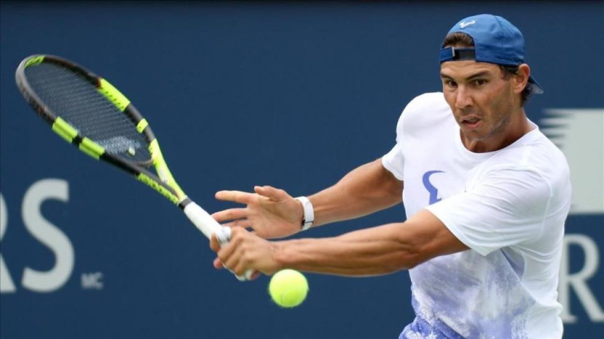 Nadal, entrenándose en Quebec este lunes para preparar la Rogers Cup