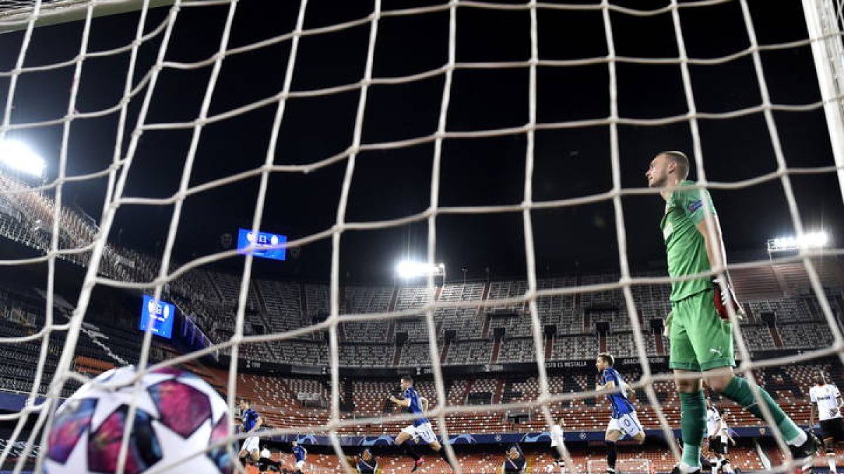 Imagen de la Champions, ayer, cuando el Valencia recibió al Atalanta a puerta cerrada. UEFA HO