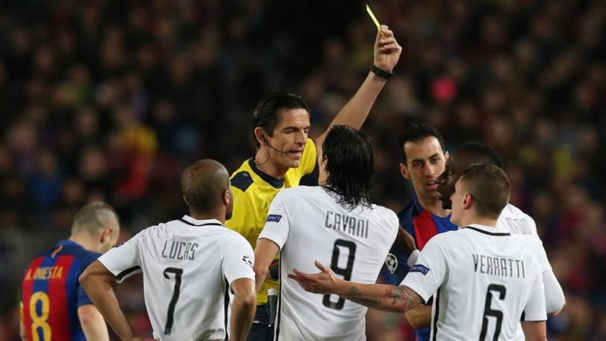 Deniz Aytekin muestra la cartulina amarilla a Blaise Matuidi durante el Barça-PSG.