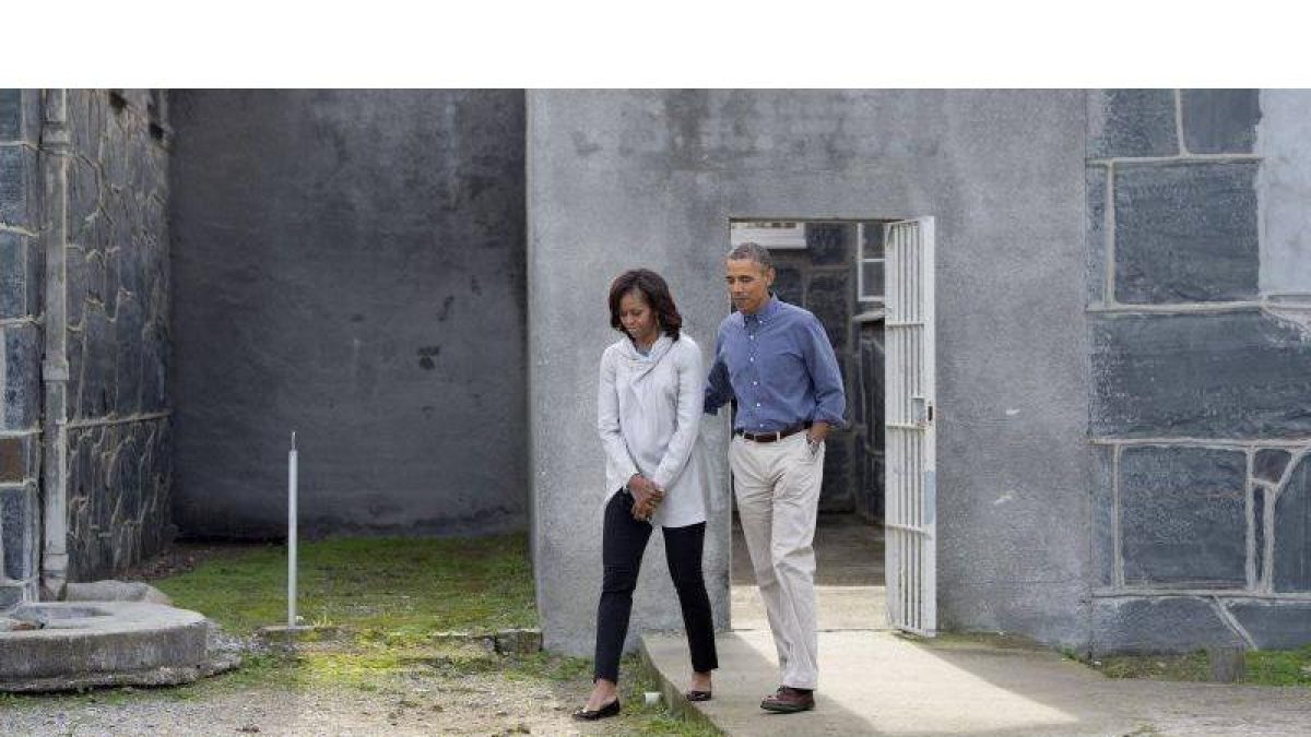 Obama y su mujer han visitado la prisión en la isla de Robben.