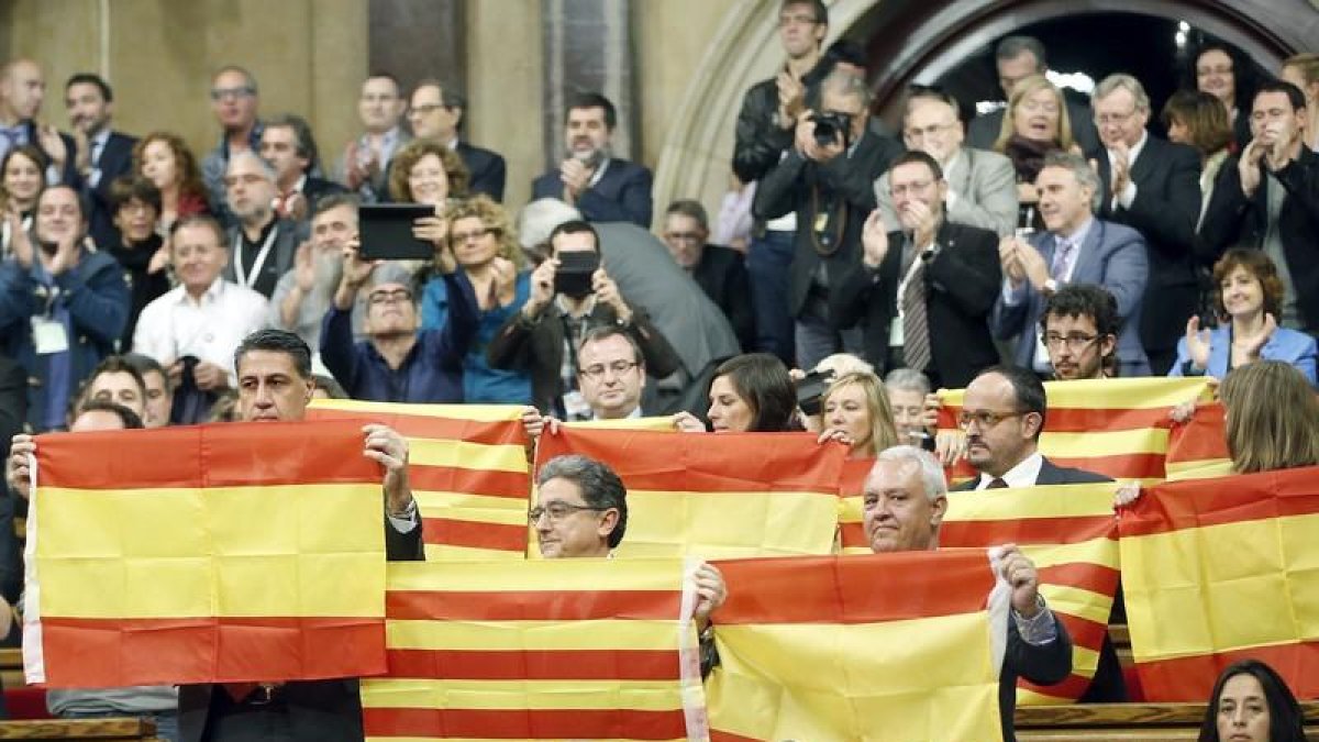Diputados del PPC muestran banderas españolas y catalanas tras aprobarse en el Parlament de Cataluña la resolución conjunta de Junts pel Sí y la CUP que pretende ser el inicio del proceso hacia la independencia de Cataluña, una resolución que, según ha an