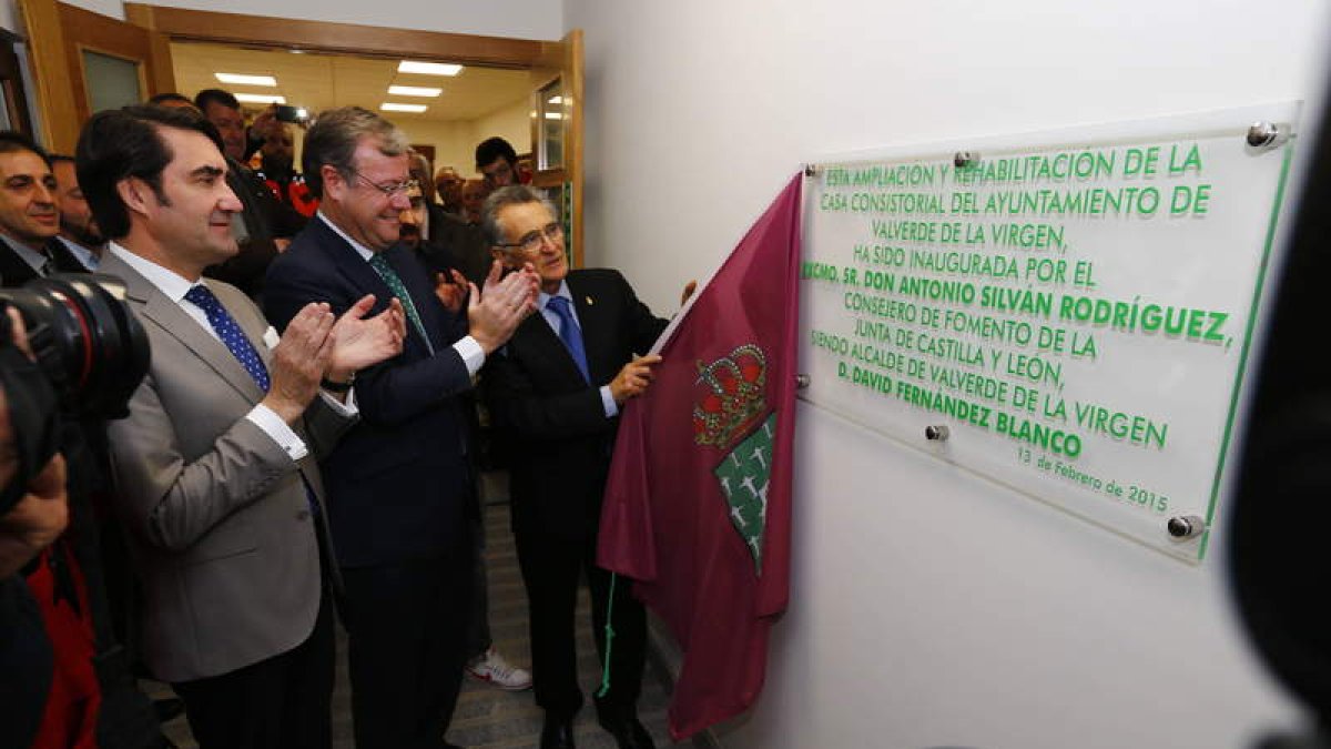 Suárez-Quiñones, Silván y el alcalde de Valverde, ayer en la inauguración del consistorio.