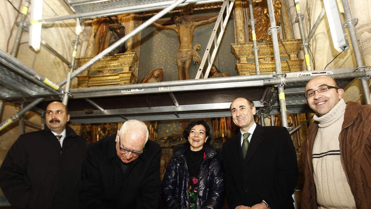 Los andamios ya cubren el retablo renacentista del Santo Cristo, cuya restauración finalizará en cinco meses.