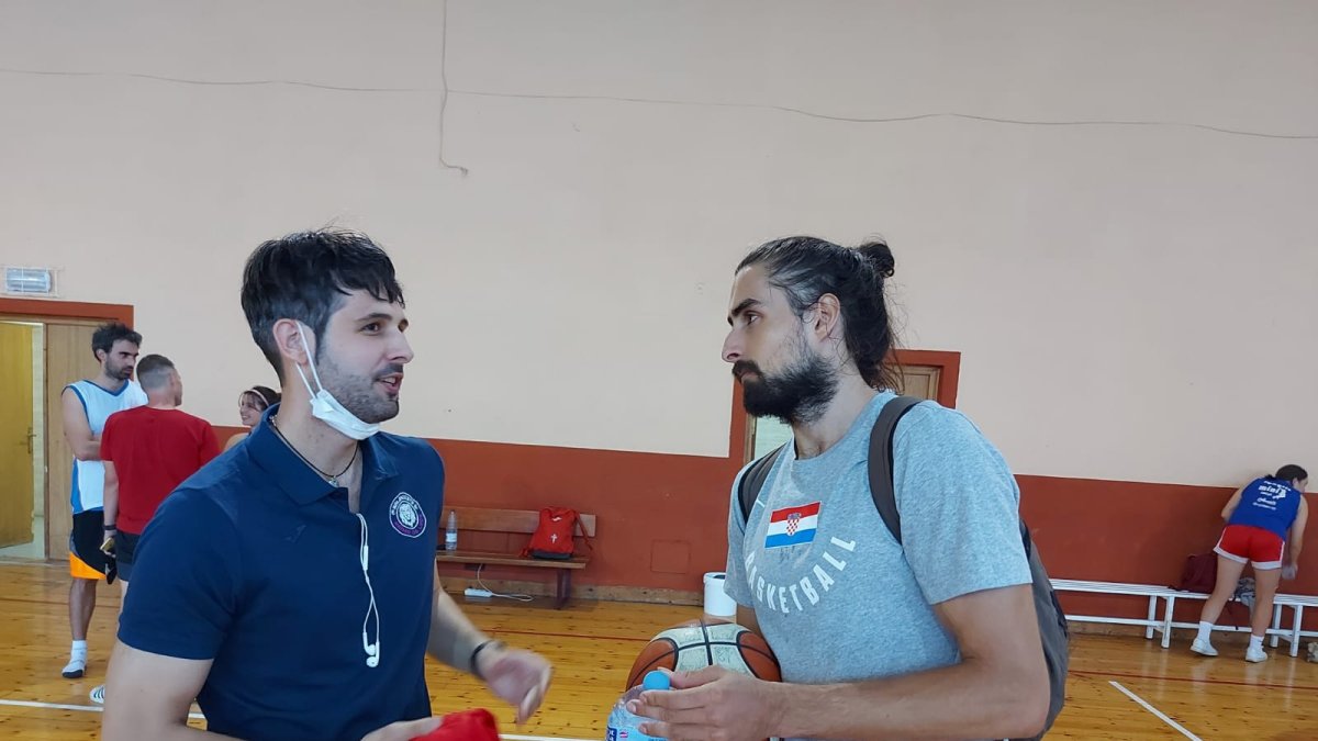 El entrenador del CB León, Álvaro Somovilla conversa con Demian Balasko. CB REINO DE LEÓN