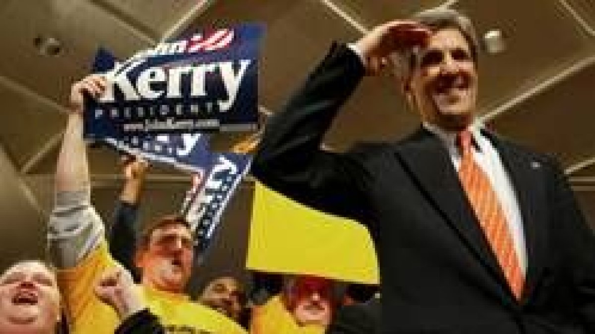 Kerry saluda a sus simpatizantes tras conocer su victoria en Iowa
