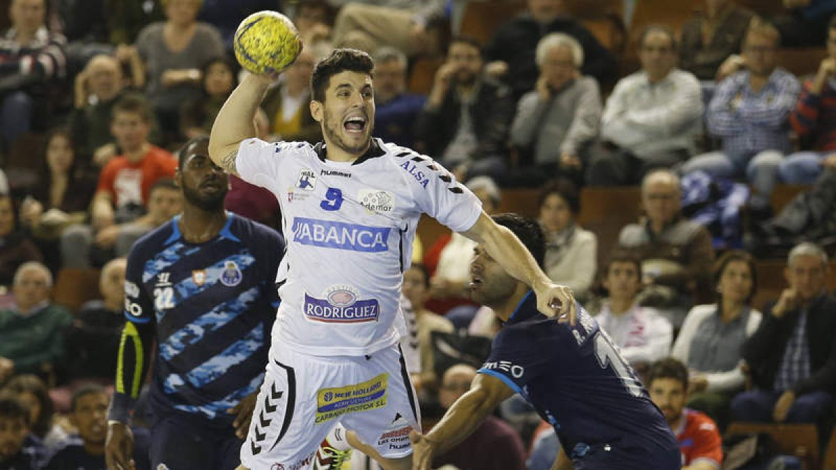 Molina, en el último partido que disputó con el Ademar ante el Oporto en la Copa EHF