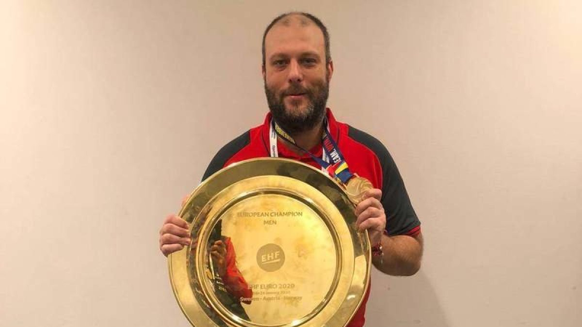 El leonés Emilio Martín posa con el título de campeones.