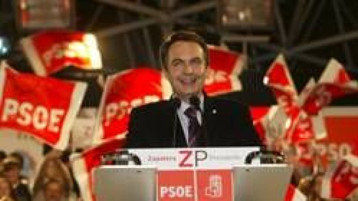 Un momento del mitin de campaña de Zapatero en el Palacio de Deportes, el pasado 27 de febrero