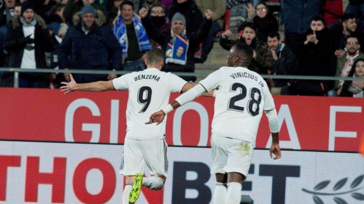 Benzema y Vinicius celebran un gol del Madrid.