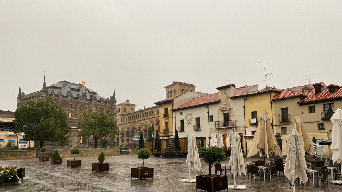 La tormenta ha llegado a León poco después de las 10 de la mañana. DL