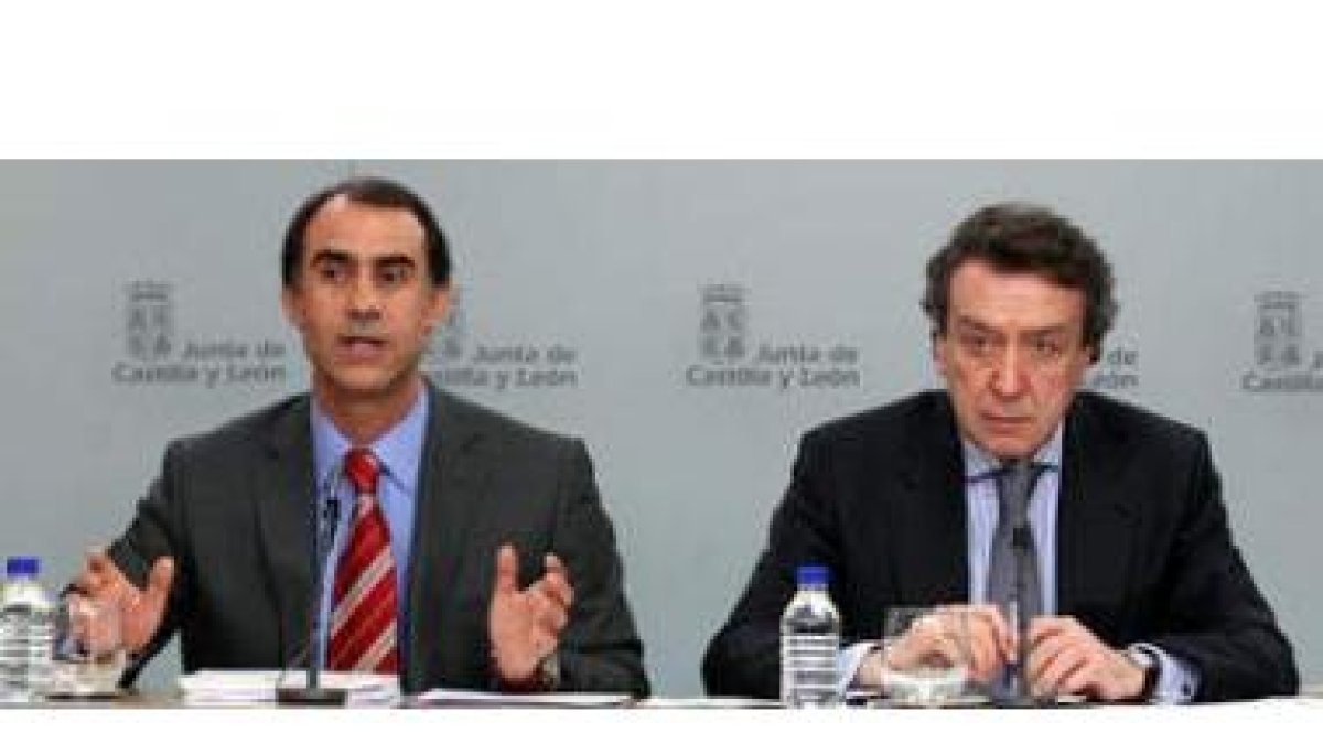Los consejeros César Antón y José Antonio de Santiago-Juárez, en la rueda de prensa posterior al Con