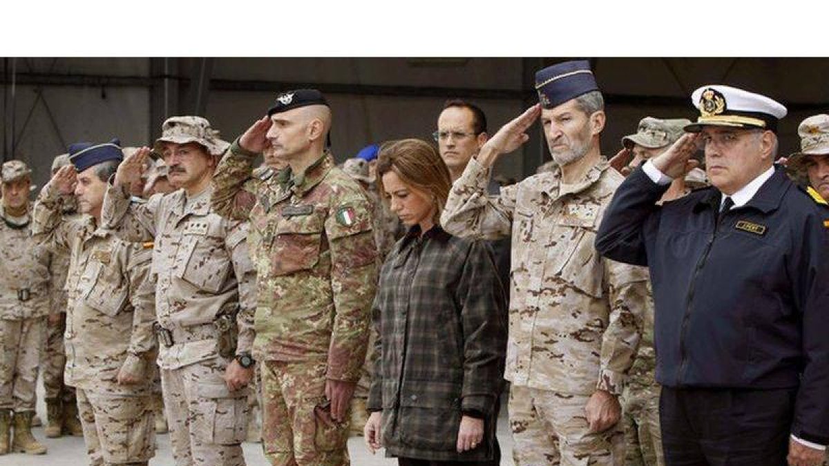 La ministra de Defensa, Carme Chacón, preside en la base afgana de Herat la despedida del sargento primero Joaquín Moya, fallecido ayer.