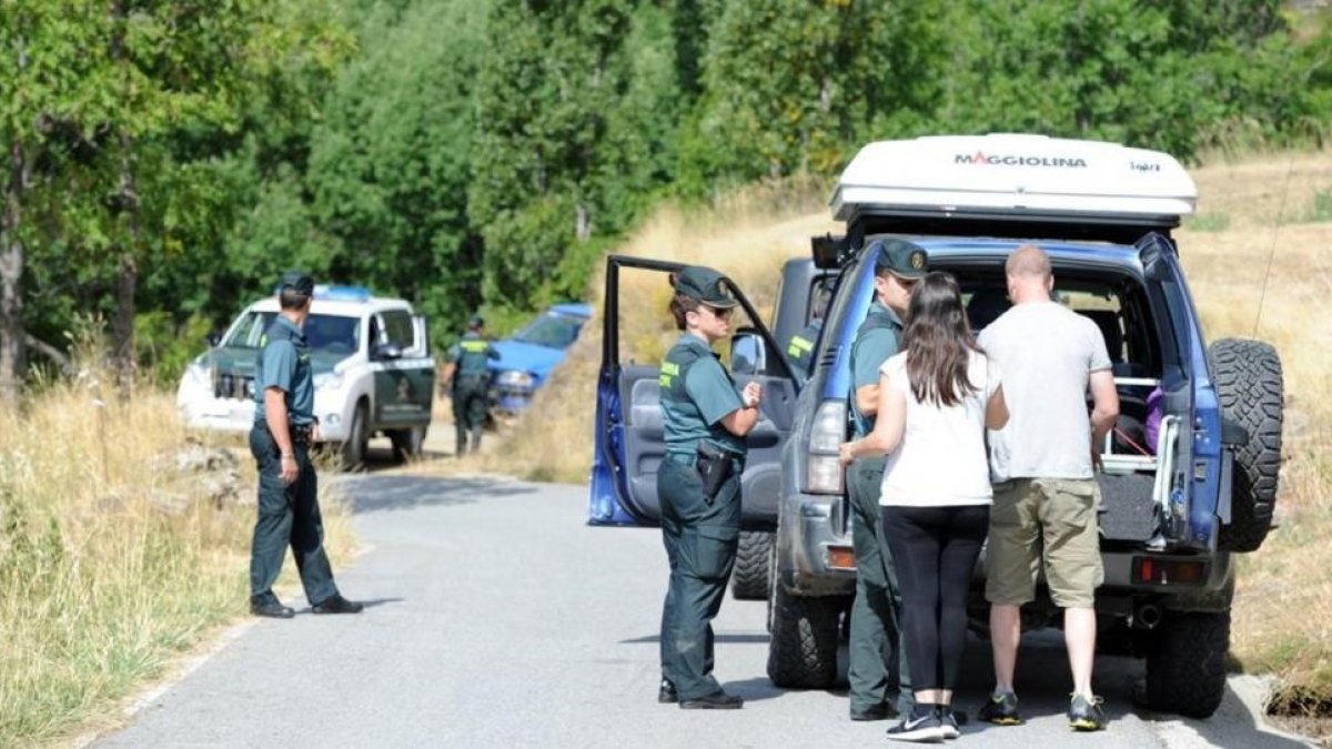 Control de la Guardia Civil en una carretera cercana a la Seu d'Urgell, este agosto.