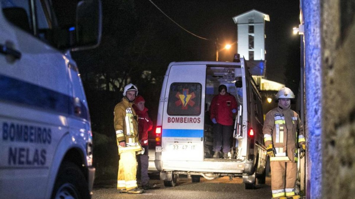 Bomberos y personal de emergencias en Vila Nova de Rainha.