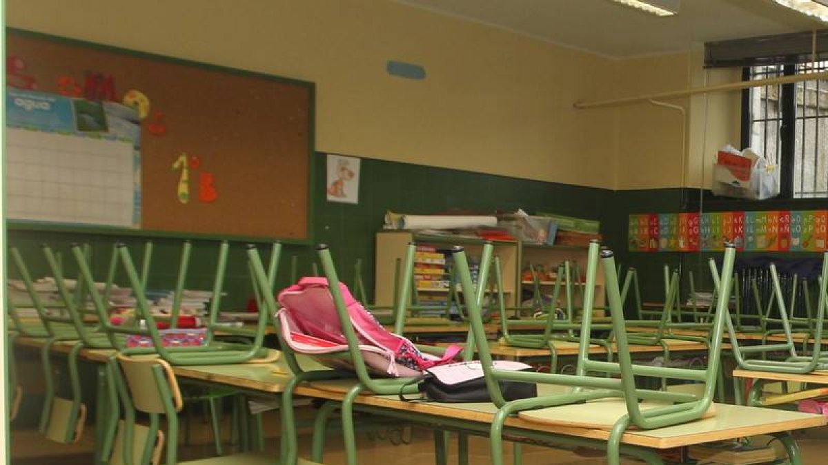 Preparativos en un aula de un colegio de la provincia