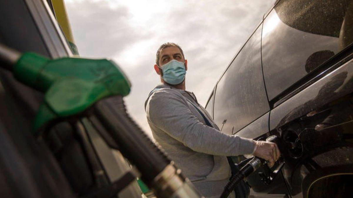 El precio de la gasolina, a pesar del descuento, sigue en máximos. TONI GALÁN