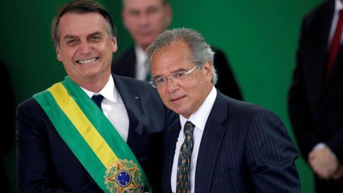 El presidente brasileño, Jair Bolsonaro, junto a Paulo Guedes, ministro de Economía.