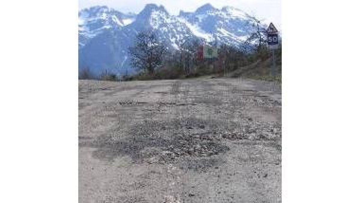 Estado del firme de la carretera que accede al Parque Nacional de Picos