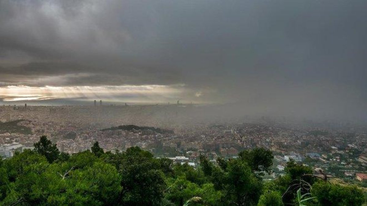 En Canarias, nuboso en el norte, donde no se descarta alguna lluvia débil y local en las islas más montañosas.