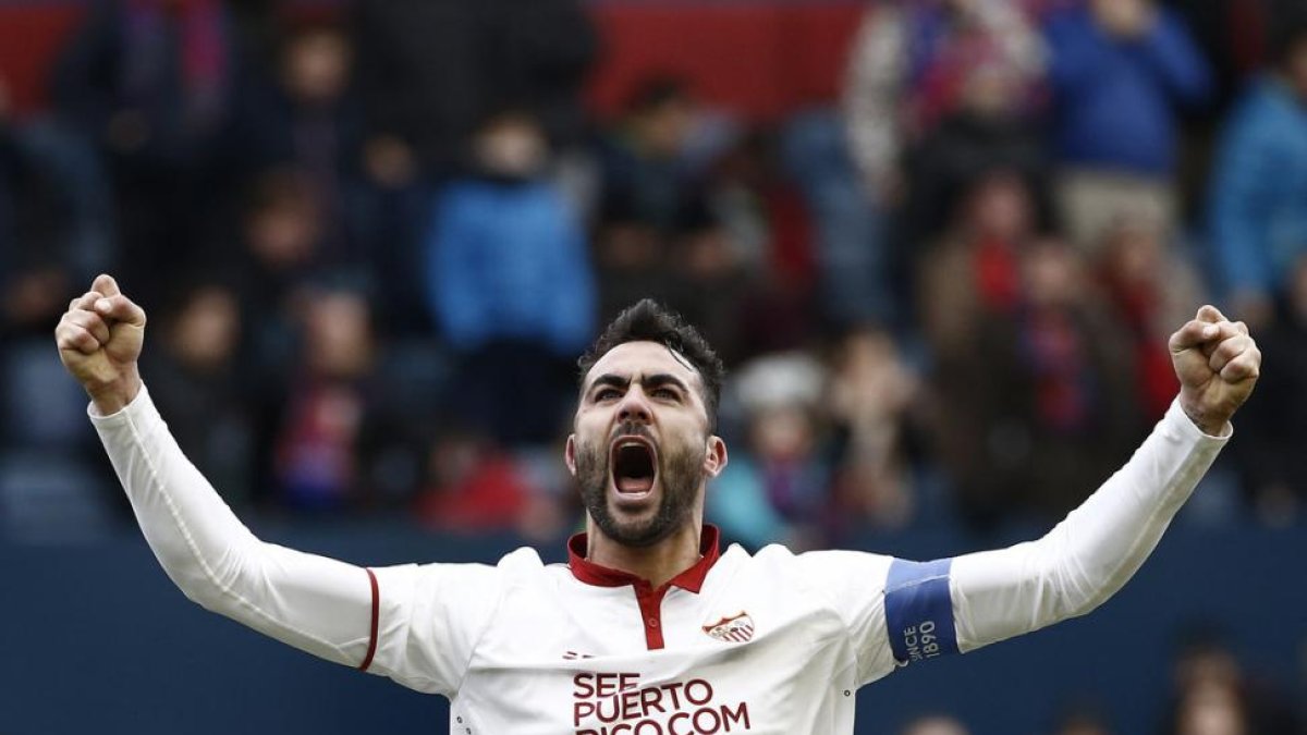 El centrocampista del Sevilla Vicente Iborra celebra la victoria ante Osasuna.
