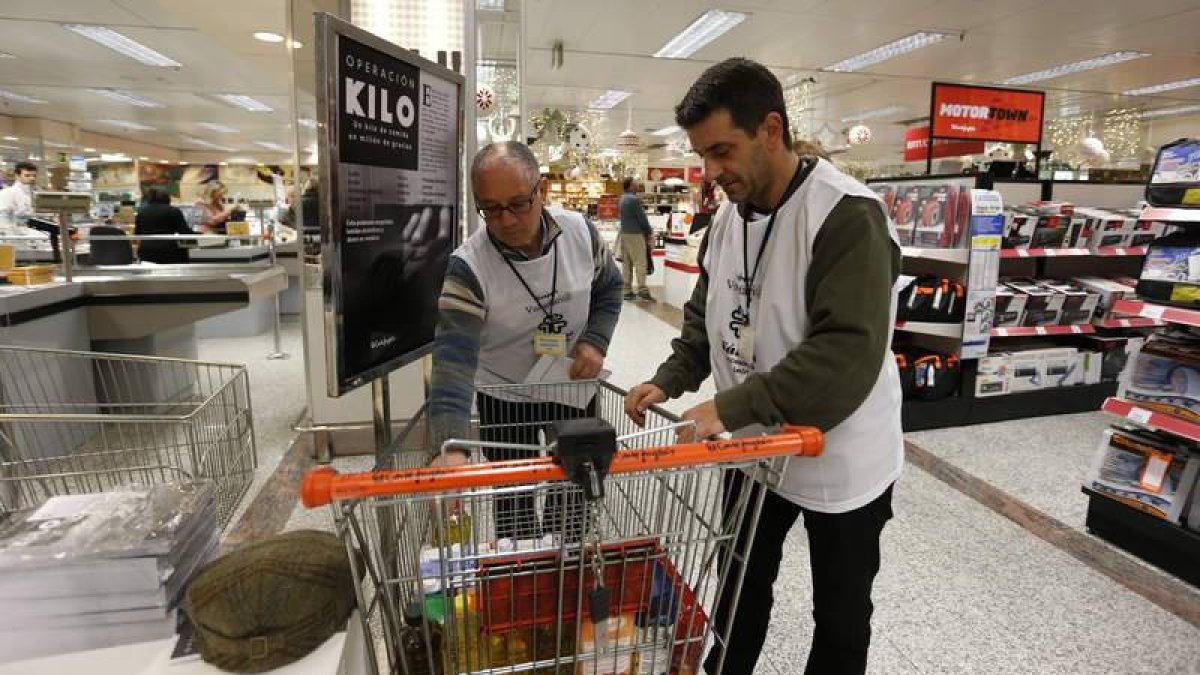 Voluntarios de Cáritas recogen ayer alimentos en El Corte Inglés.